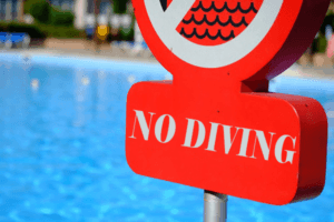 A no diving sign shows the pool is too shallow for diving