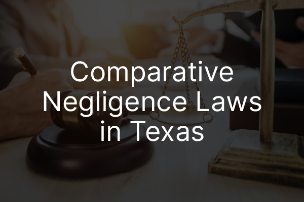 A legal scale and a gavel with the words, "comparative negligence laws in Texas."