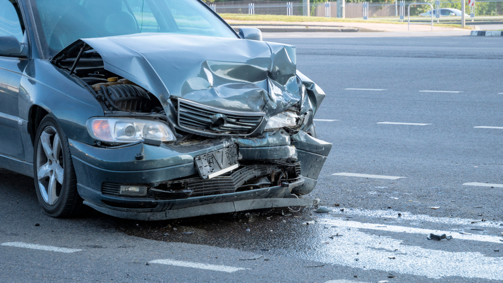 Severe car accident with front-end damage, illustrating negligence that may lead to a wrongful death lawsuit in Texas