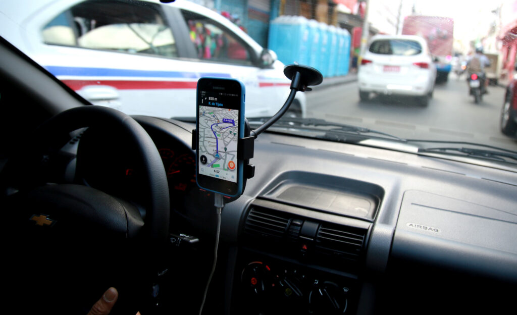 Rideshare driver using navigation app during an active trip connected to Uber and Lyft car accident liability claims in Texas